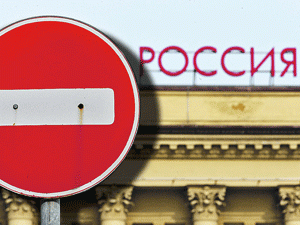 Руководство Белоруссии, как и руководство Казахстана, опасалось, что если договор о ЕАЭС вступит в силу, на них Запад также распространит свои санкции